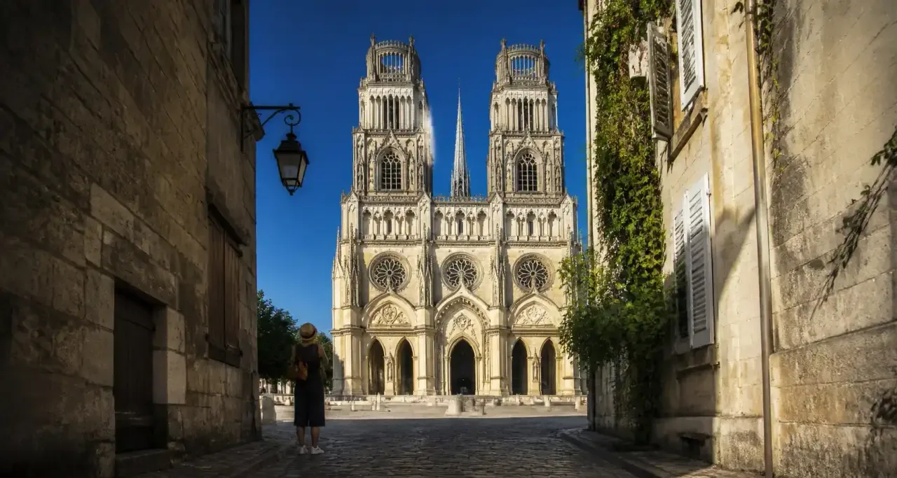 Ruelle pavée avec vue sur la cathédrale Sainte-Croix d'Orléans